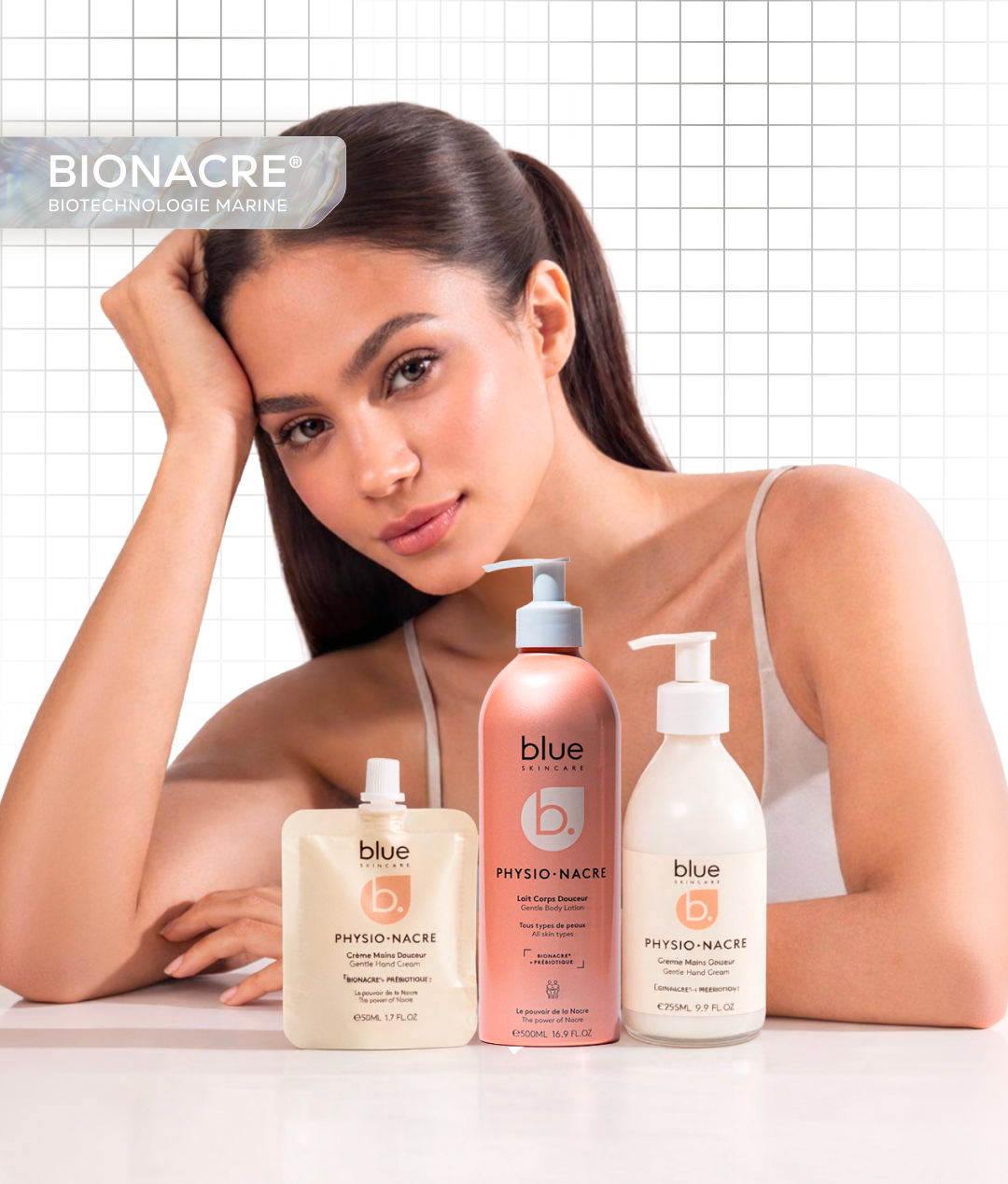Mannequin présentant le coffret Perles de Douceur Physio Nacre avec le lait corps douceur et les crèmes mains, une routine complète pour hydrater et protéger les peaux sèches et sensibles.